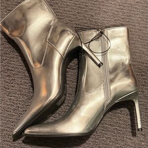 Forever 21 Metallic Silver Heeled Boots new no tags size 10 3 1/2 inch heel